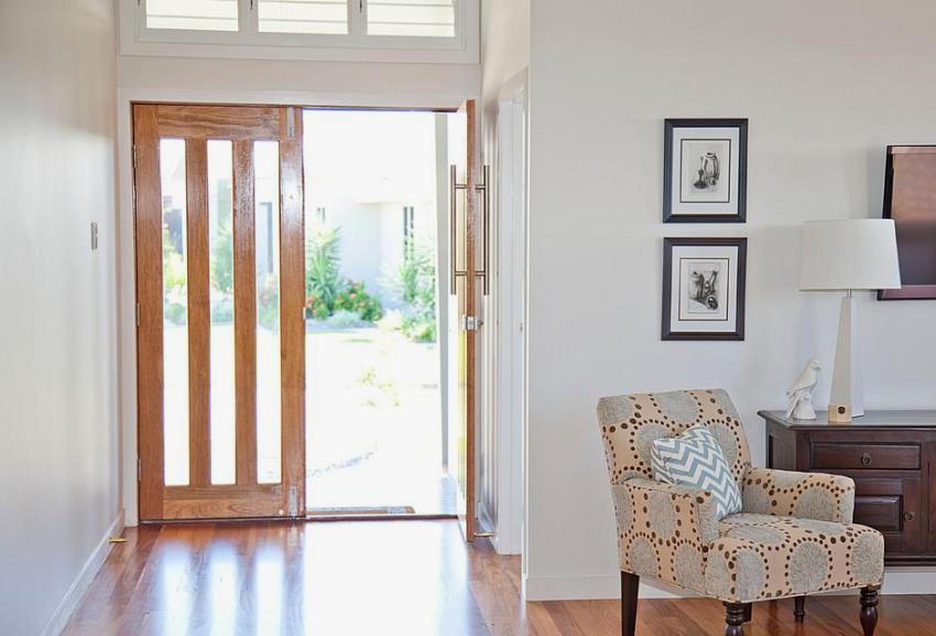 דלת כניסה עם תוספות זכוכית דלת כניסה עם תוספות זכוכית