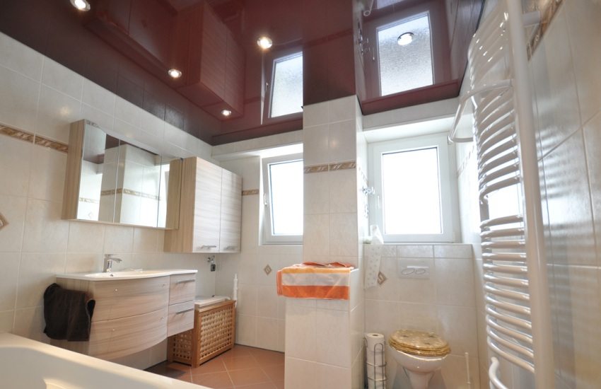 תקרת בורדו בחדר האמבטיה תקרת בורדו בחדר האמבטיה