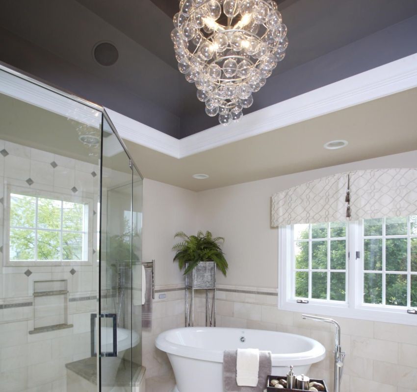 Tavan înalt cu structură complexă în baie Tavan înalt cu structură complexă în baie