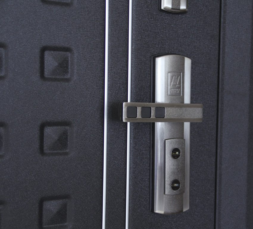 מאחז מתקין מנעולי וחומרה של MasterLock על דלתותיו מאחז מתקין מנעולי וחומרה של MasterLock על דלתותיו