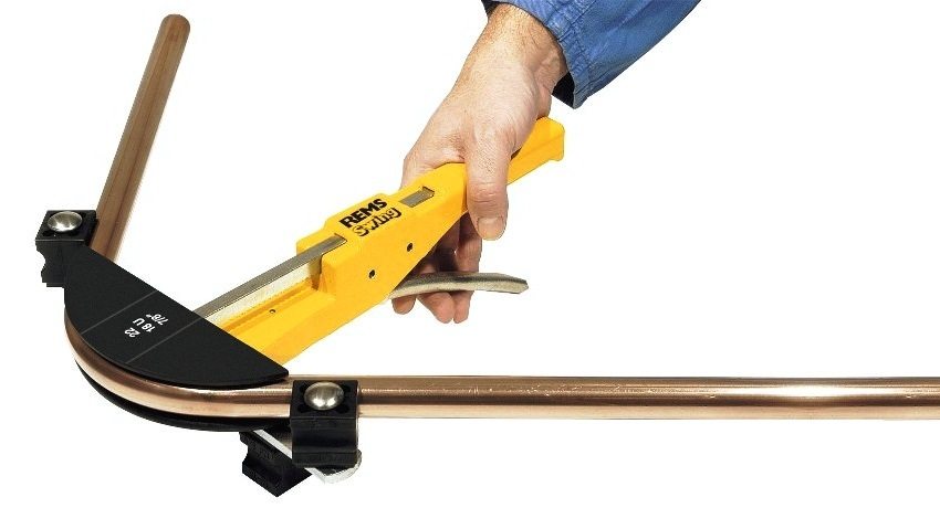 En rørbøyer er en enhet som du kan bøye et rør med ønsket vinkel med DIY rørbøyer for et profilrør: flere produksjonsmetoder