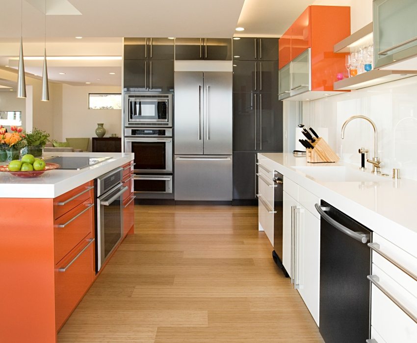 בעת שימוש בחומרי גימור בצבעים בהירים, ניתן ליצור מבטאים צבעוניים בהירים באמצעות רהיטים בעת שימוש בחומרי גימור בצבעים בהירים, ניתן ליצור מבטאים צבעוניים בהירים באמצעות רהיטים