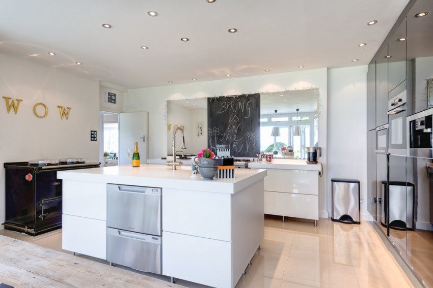 אריחים מבריקים על הרצפה ומראה אחורי במראה מרחיבים חזותית את חלל המטבח אריחים מבריקים על הרצפה ומראה אחורי במראה מרחיבים חזותית את חלל המטבח