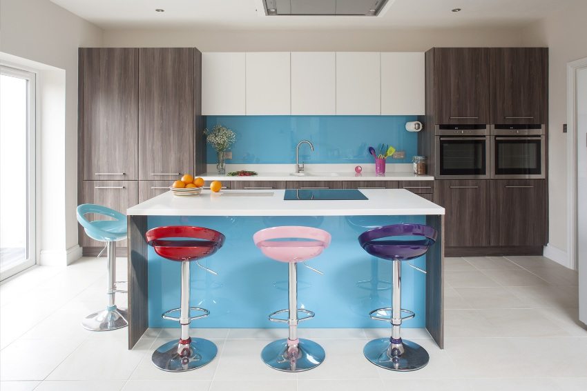 דוגמא לשילוב של חומרים שונים בקישוט - ציור, זכוכית ואריחים דוגמא לשילוב של חומרים שונים בקישוט - ציור, זכוכית ואריחים