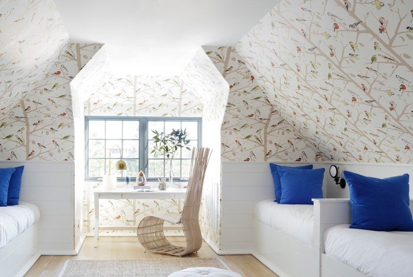 Ściany poddasza są tapetowane i licowane panelami PCV Ściany poddasza są tapetowane i licowane panelami PCV