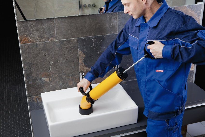 הסרת סתימות בצינור ניקוז כיור עם בוכנת REMS Pull-Push הסרת סתימות בצינור ניקוז כיור עם בוכנת REMS Pull-Push