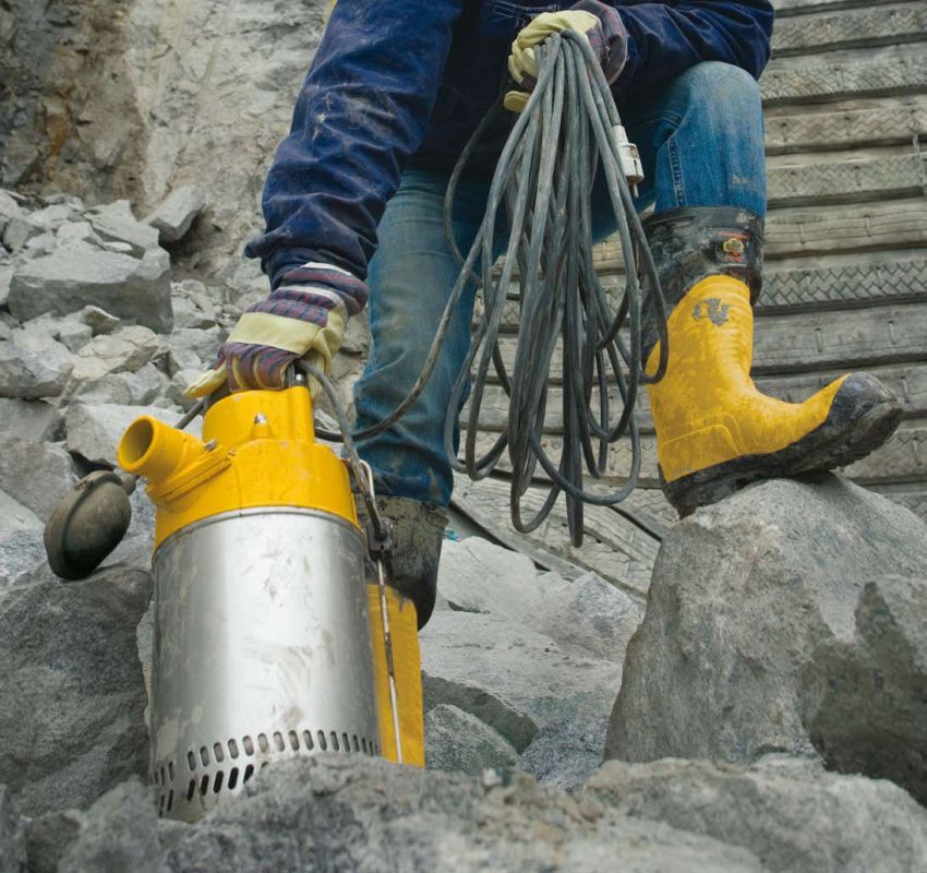 בניגוד לדגמים שקועים למחצה, משאבות צוללות מצוידות בכיסוי מגן בניגוד לדגמים שקועים למחצה, משאבות צוללות מצוידות בכיסוי מגן