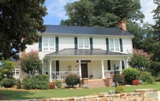 Sådan dækkes taget med et profileret ark med egne hænder. Video og foto af installationsarbejde