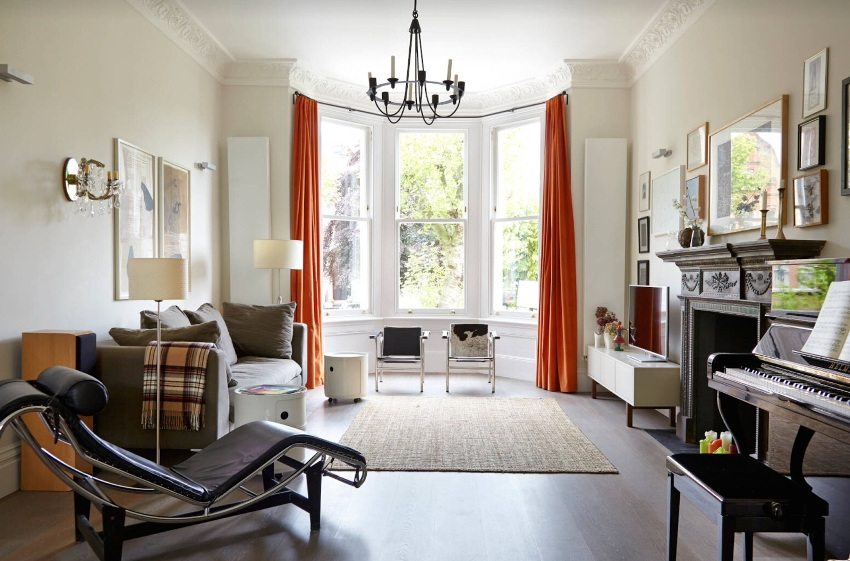 Złamany metalowy gzyms w wykuszu Złamany metalowy gzyms w wykuszu