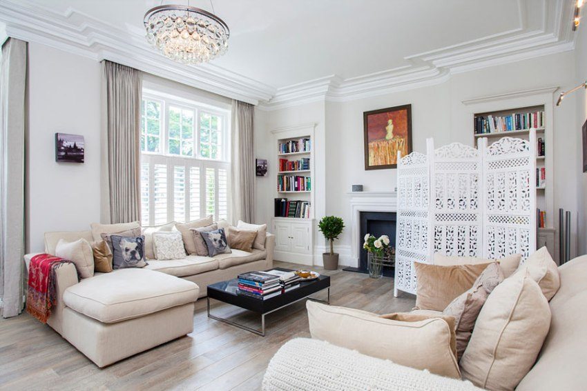 Wytłaczana listwa maskująca maskuje strukturę gzymsu sufitowego Wytłaczana listwa maskująca maskuje strukturę gzymsu sufitowego