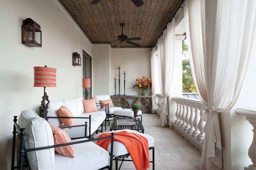 Metalowy gzyms w konstrukcji otworów okiennych na balkonie Metalowy gzyms w konstrukcji otworów okiennych na balkonie