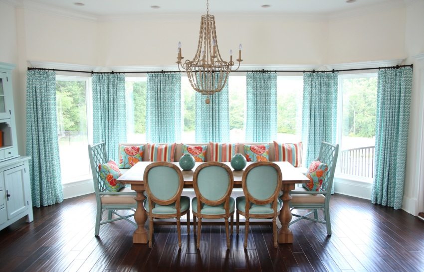 Do dekoracji szerokiego okna w kuchni z jadalnią zastosowano metalowy gzyms ścienny Do dekoracji szerokiego okna w kuchni z jadalnią zastosowano metalowy gzyms ścienny