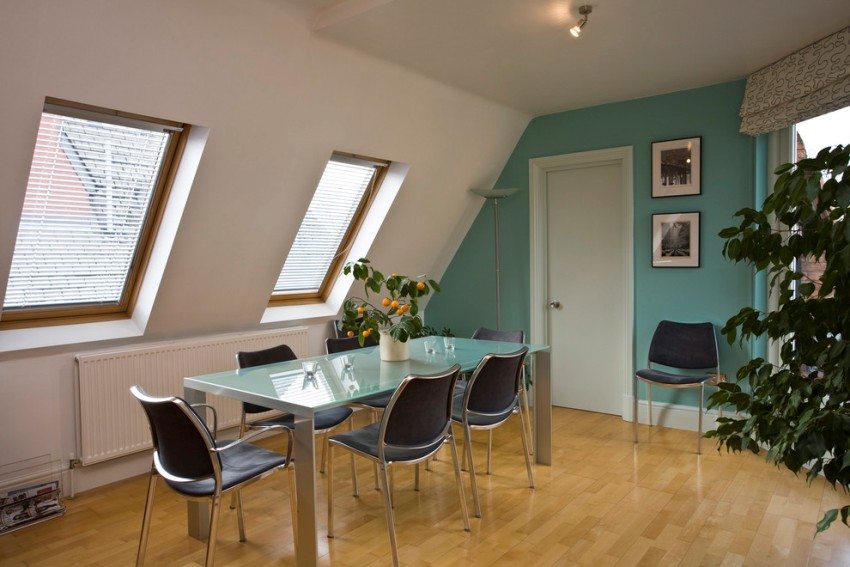 Hvid dør ser kontrasterende ud på baggrund af en grøn mur Hvid dør ser kontrasterende ud på baggrund af en grøn mur