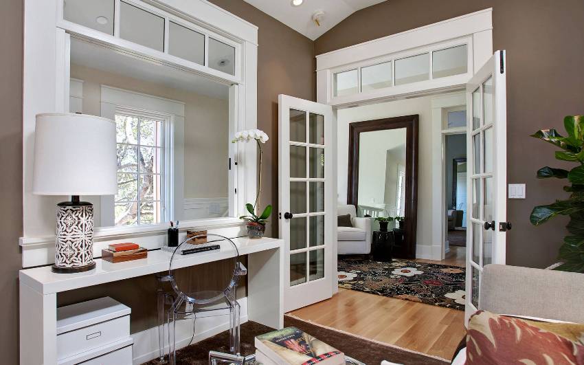 Hængslet dobbeltdør i det indre af stuen Hængslet dobbeltdør i det indre af stuen