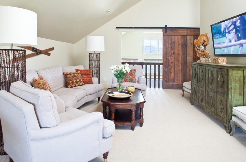 Træ skydedør på værelset Træ skydedør på værelset