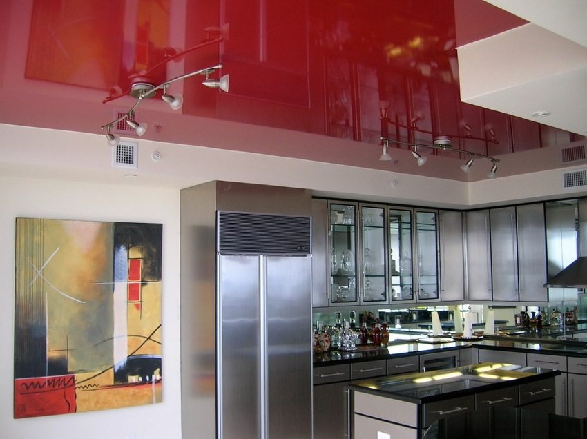 Ang kahabaan ng kisame ay naayos sa loob ng istraktura ng mga drywall sheet Ang kahabaan ng kisame ay naayos sa loob ng istraktura ng mga drywall sheet