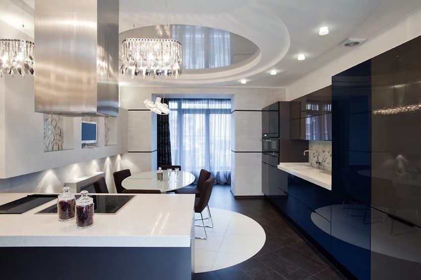 Sa kaso ng pagbaha mula sa itaas, ang kahabaan ng kisame, dahil sa pagkalastiko nito, ay maaaring mapanatili ang tubig Sa kaso ng pagbaha mula sa itaas, ang kahabaan ng kisame, dahil sa pagkalastiko nito, ay maaaring mapanatili ang tubig