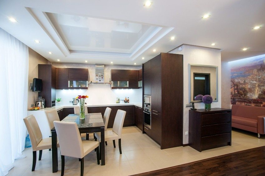 Mayroong isang kahabaan ng kisame sa itaas ng kusina na lugar ng apartment ng studio Mayroong isang kahabaan ng kisame sa itaas ng kusina na lugar ng apartment ng studio