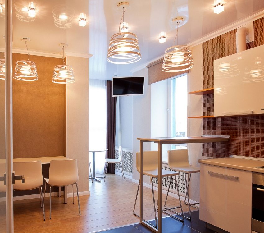 Pinagsamang paggamit ng mga pendant chandelier at spot lighting sa kusina Pinagsamang paggamit ng mga pendant chandelier at spot lighting sa kusina