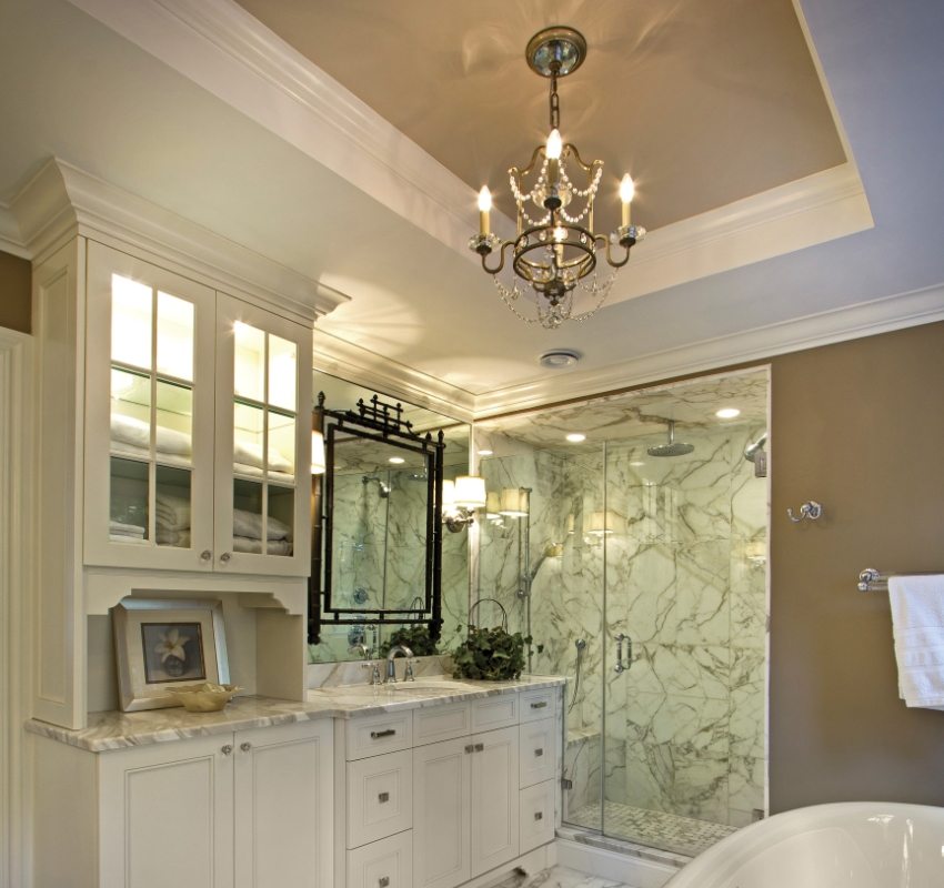 Un sostre elàstic de dos nivells és capaç d’emfatitzar favorablement el disseny d’un bany Un sostre elàstic de dos nivells és capaç d’emfatitzar favorablement el disseny d’un bany