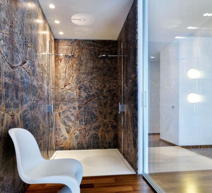 Per obtenir una llum difusa suau, les fonts de llum es poden amagar darrere de la superfície del sostre elàstic Per obtenir una llum difusa suau, les fonts de llum es poden amagar darrere de la superfície del sostre elàstic