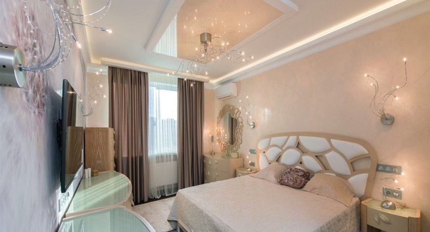 Ang nasuspindeng chandelier ay matatagpuan sa gitna ng kahabaan ng kisame Ang nasuspindeng chandelier ay matatagpuan sa gitna ng kahabaan ng kisame