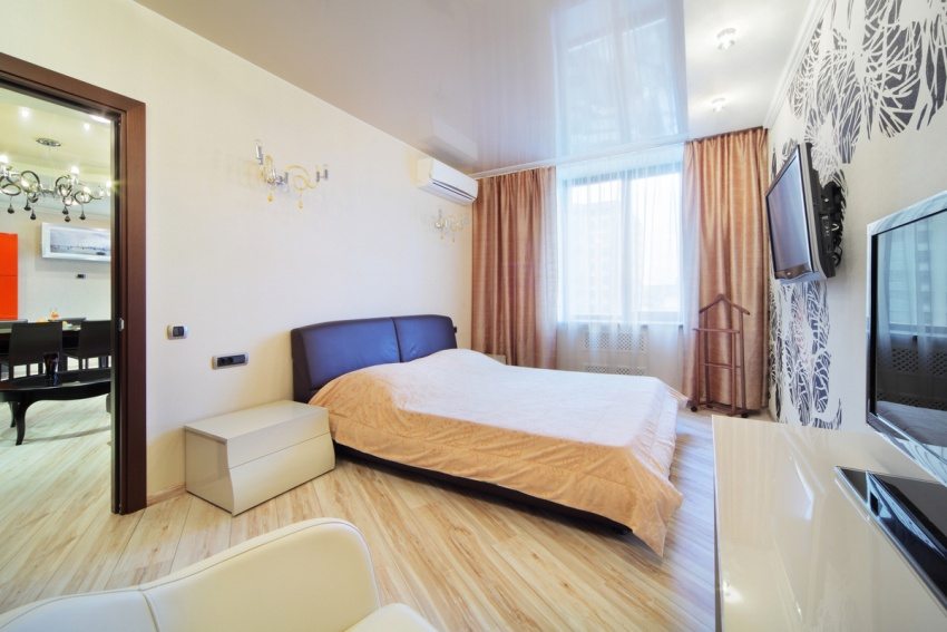 Ang glossy PVC film ay may sumasalamin na mga katangian, na ginagawang mas maluwang ang silid sa biswal Ang glossy PVC film ay may sumasalamin na mga katangian, na ginagawang mas maluwang ang silid sa biswal