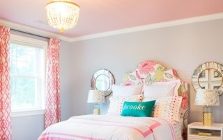 Mga kahabaan ng kisame para sa silid-tulugan. Mga pagpipilian sa larawan. Seleksyon ng ilaw