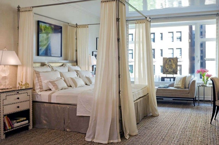 Ang glossy kahabaan ng kisame ay sumasalamin sa puwang at biswal na pinalalaki ang silid Ang glossy kahabaan ng kisame ay sumasalamin sa puwang at biswal na pinalalaki ang silid