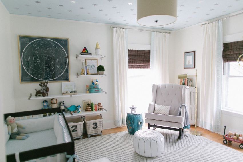 Ang kisame ng kahabaan ng tela na may mga bituin sa silid ng mga bata Ang kisame ng kahabaan ng tela na may mga bituin sa silid ng mga bata