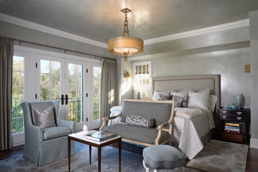 Ang nasuspindeng chandelier ay matatagpuan sa gitna ng kahabaan ng kisame Ang nasuspindeng chandelier ay matatagpuan sa gitna ng kahabaan ng kisame