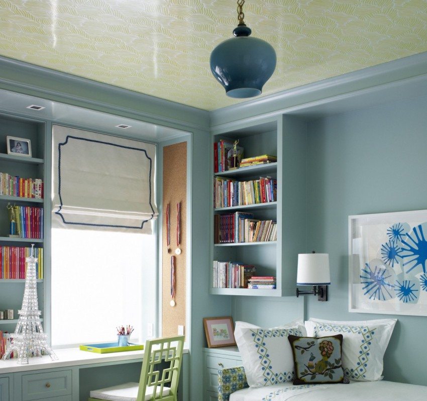 Ang satin kahabaan ng kisame na may isang maputlang berdeng pattern Ang satin kahabaan ng kisame na may isang maputlang berdeng pattern