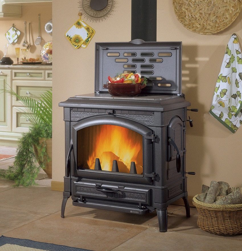 Pejs komfur med komfur til madlavning Pejs komfur med komfur til madlavning