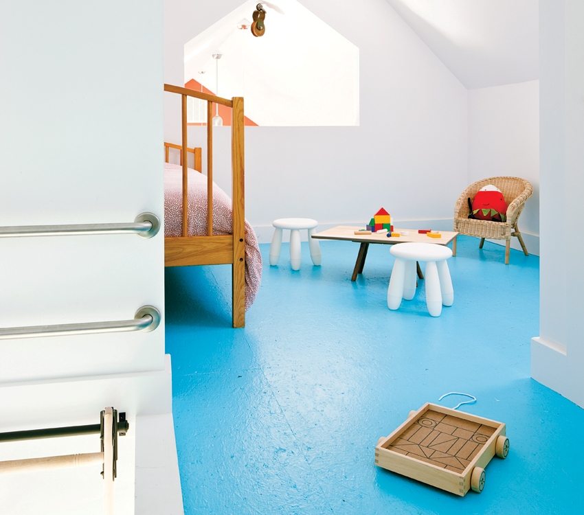 Terra autonivellant de color blau brillant a l'habitació infantil Terra autonivellant de color blau brillant a l'habitació infantil