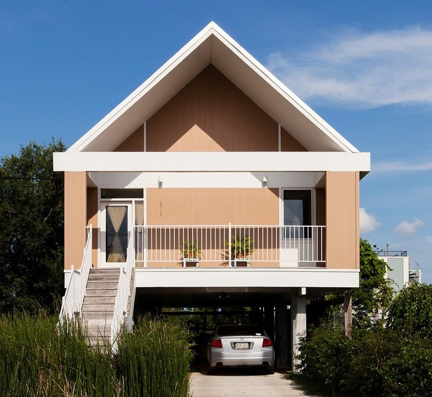 Chỗ dưới nhà có móng cọc cao có thể làm bãi đỗ xe. Chỗ dưới nhà có móng cọc cao có thể làm bãi đỗ xe.