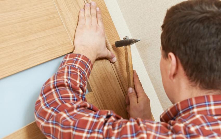 Gør-det-selv-dørplatebåndinstallation Gør-det-selv-dørplatebåndinstallation