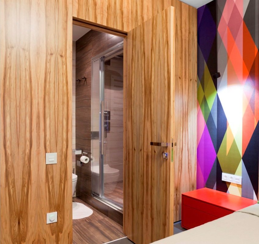 Soveværelse dør og væg flisebelagt med samme træfiner Soveværelse dør og væg flisebelagt med samme træfiner