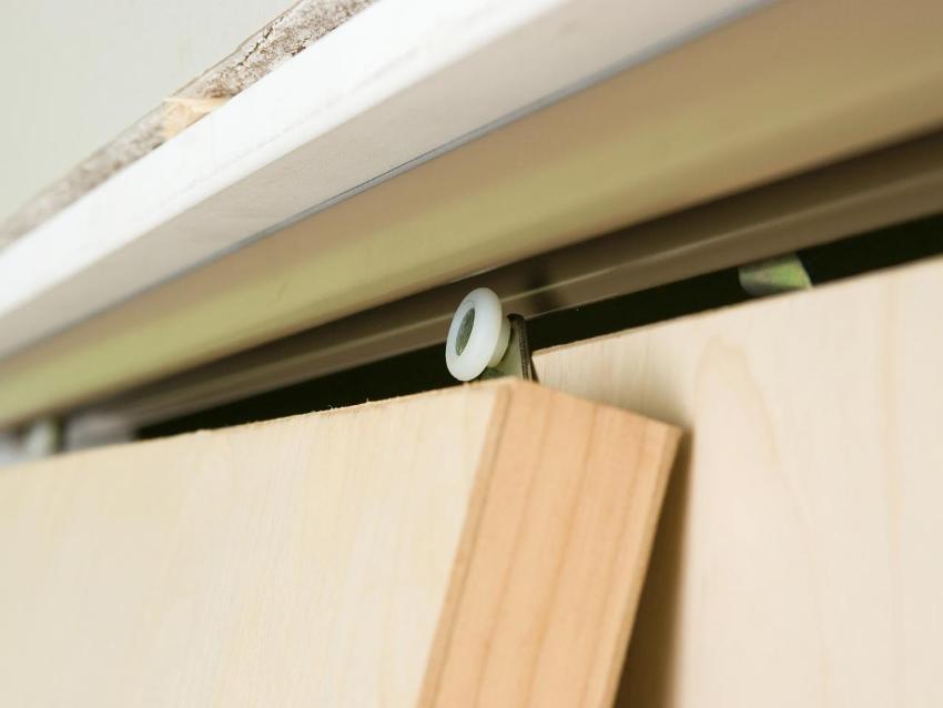 Trin 6: Installer rullevognene i topskinnen Trin 6: Installer rullevognene i topskinnen