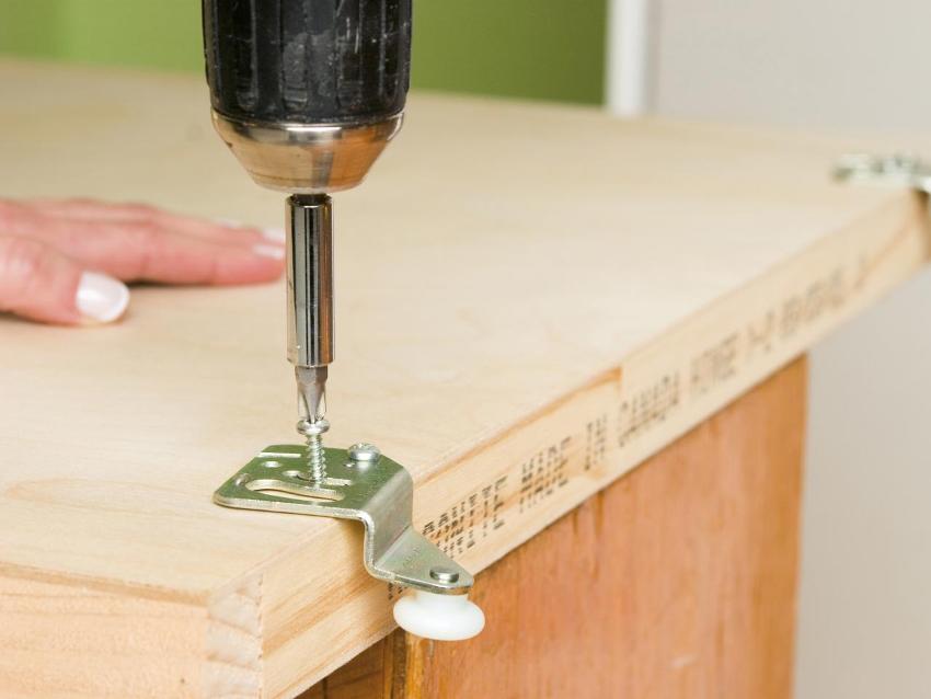 Trin 5: Fastgørelse af beslagene til den øverste ende af dørbladet Trin 5: Fastgørelse af beslagene til den øverste ende af dørbladet