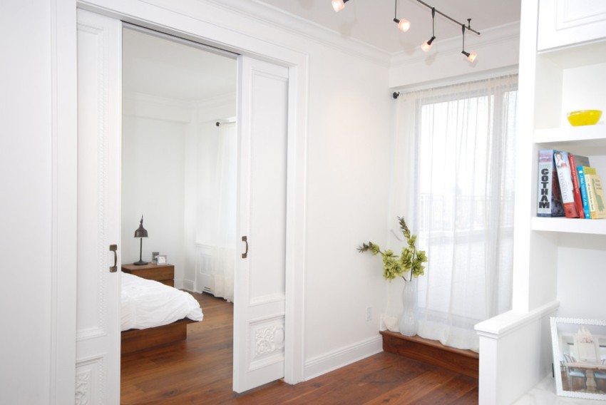 I åben position er kassettens skydedørs blad i en niche inde i væggen I åben position er kassettens skydedørs blad i en niche inde i væggen