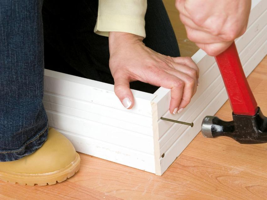 Trin 2: Montering af dørkonstruktion og pseudokasse Trin 2: Montering af dørkonstruktion og pseudokasse