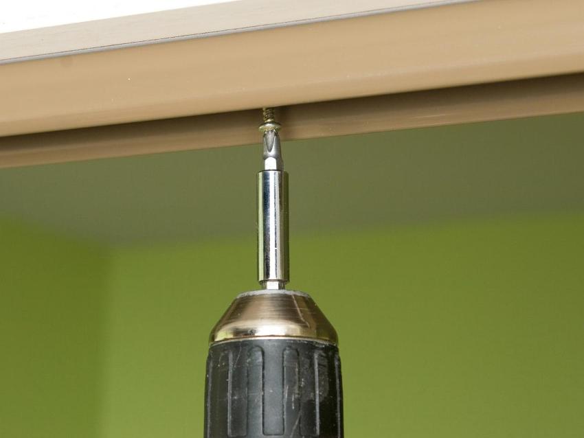 Trin 4: Fastgør topskinnen Trin 4: Fastgør topskinnen