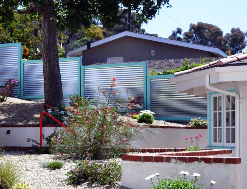 סידור גדר עשויה קרטון גלי באתר עם שיפוע סידור גדר עשויה קרטון גלי באתר עם שיפוע