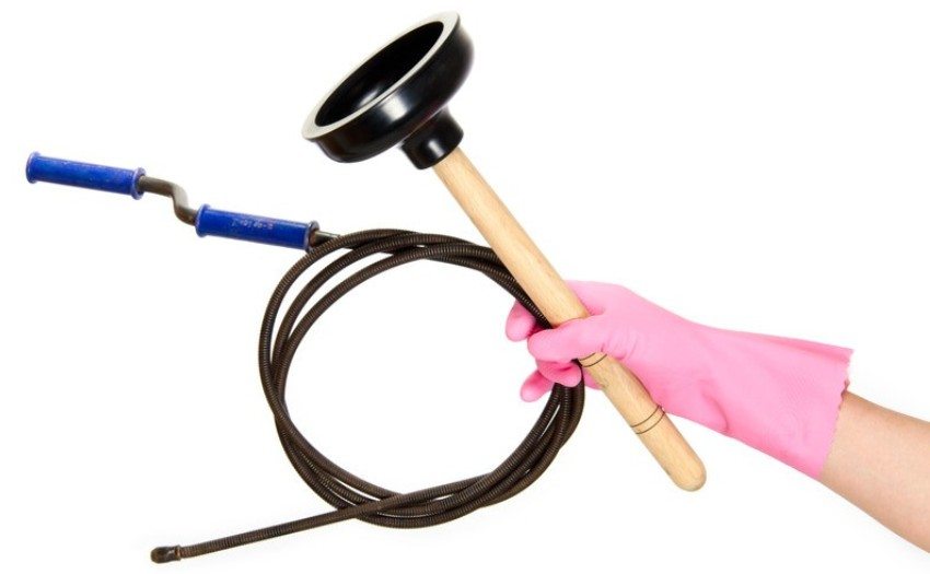 เครื่องมือที่ใช้กันมากที่สุดในการถอดปลั๊กในชักโครกคือลูกสูบและสายไฟ เครื่องมือที่ใช้กันมากที่สุดในการถอดปลั๊กในชักโครกคือลูกสูบและสายไฟ