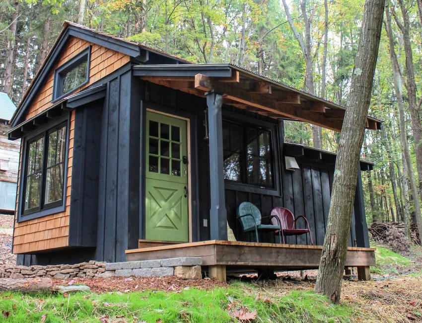 בניין פרברי בן שני חדרים עם מרפסת ומרפסת בניין פרברי בן שני חדרים עם מרפסת ומרפסת