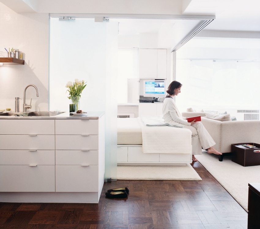 אזורי חדר השינה והסלון מודגשים עם שטיחים אזורי חדר השינה והסלון מודגשים עם שטיחים