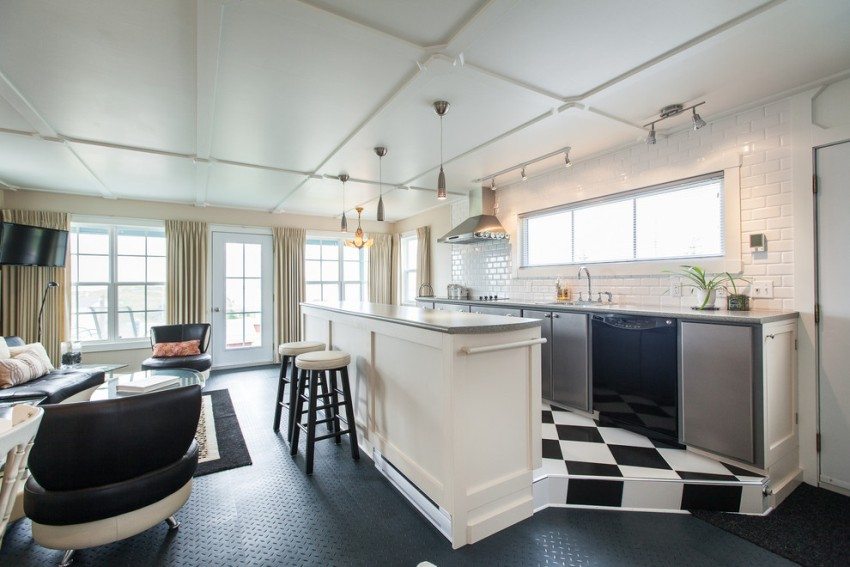 המטבח ממוקם על בימה נמוכה המטבח ממוקם על בימה נמוכה