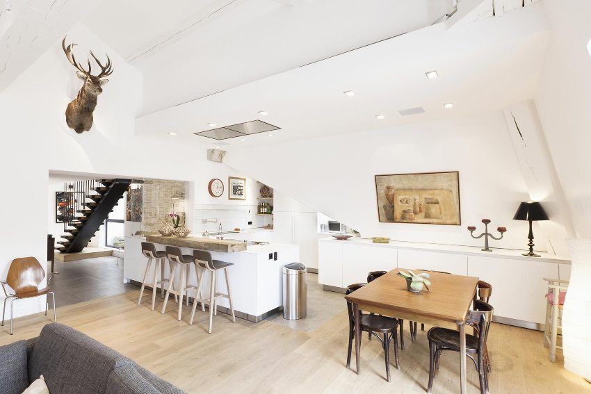 אלמנטים סקנדינבים המשמשים בסלון, במטבח ובחדר האוכל אלמנטים סקנדינבים המשמשים בסלון, במטבח ובחדר האוכל