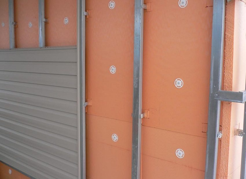 Seinien lämmöneristys penoplexilla, jota seuraa verhous sivuraiteilla Seinien lämmöneristys penoplexilla, jota seuraa verhous sivuraiteilla