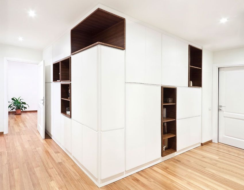 Pozdĺž stien rohovej chodby v byte sú priestranné skrine. Pozdĺž stien rohovej chodby v byte sú priestranné skrine.